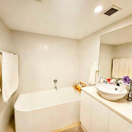 Modern North-Facing Apartment with Study for Rent - Photo 3