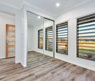 IMMACULATE MODERN HOME IN ONE OF ZUCCOLI'S MOST DESIRABLE POCKETS! - Photo 2