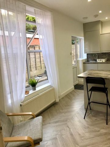 5 bedroom semi-detached house to rent - Photo 2