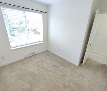 3-bedroom, 3-bathroom townhouse with flex room - Photo 1