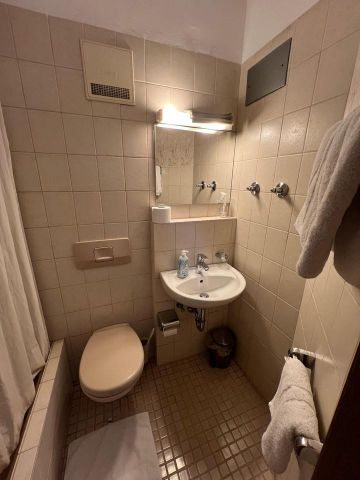 Möblierte Studentenzimmer / Monteurzimmer mit eigenem Bad – Top Lage: Stuttgart-Feuerbach – U-Bahn direkt gegenüber – Parkplätze vorhanden - Photo 4