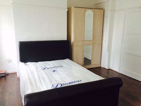 Room in a Shared Flat, Birchdown House, E3 - Photo 3