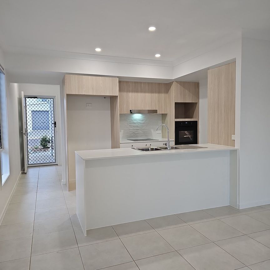 PERFECTLY LOCATED - SPACIOUS 4 BED TOWNHOUSE WITH DUCTED AIRCON - Photo 1