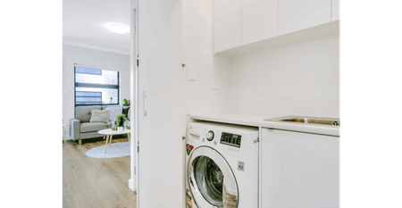 Spacious modern unit in prime location - Photo 2