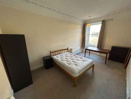 3 bedroom flat to rent - Photo 4