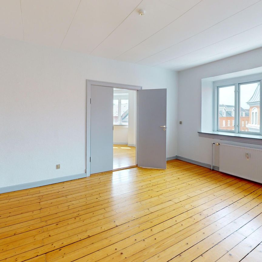 <b>Stor og delevenlig 4-værelses i vestbyen!</b><br> - Foto 1