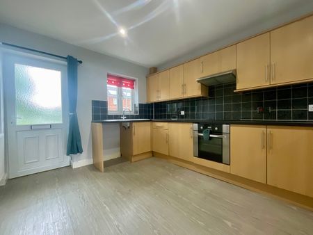 2 bedroom Mid Terraced House to let - Photo 5