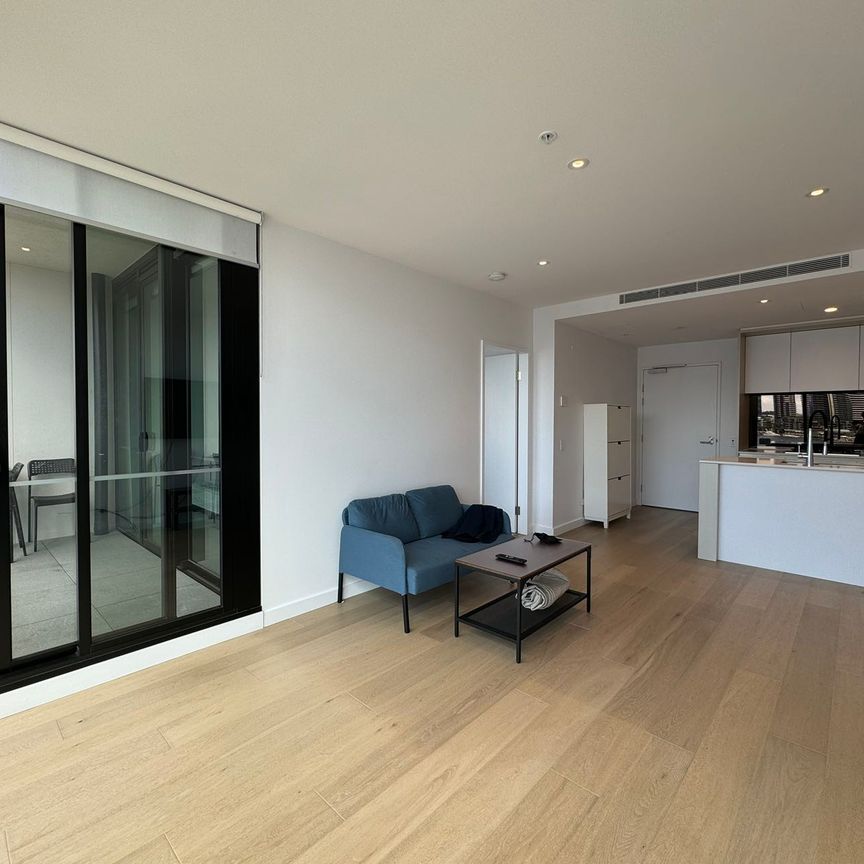 Stunning Fully Furnished 2-Bed, 2-Bath Apartment with Parking in the Heart of Docklands - Photo 1