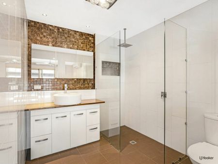 Modern Family Home in Burleigh Waters! - Photo 5