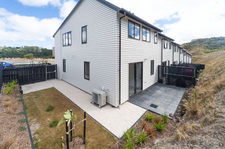 STUNNING WHITBY TOWNHOUSE - Photo 3