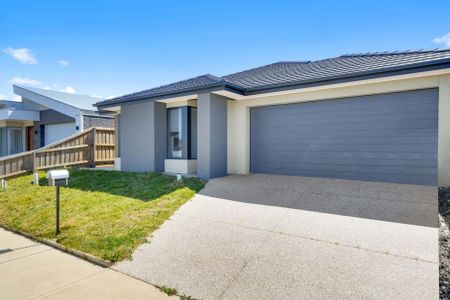 Your Dream Family Home Awaits: Modern 4-Bedroom Haven with Stunning Views - Photo 4