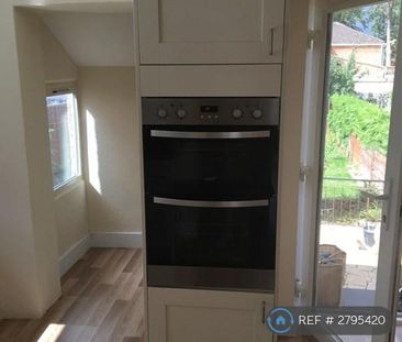 3 bedroom semi-detached house to rent - Photo 3