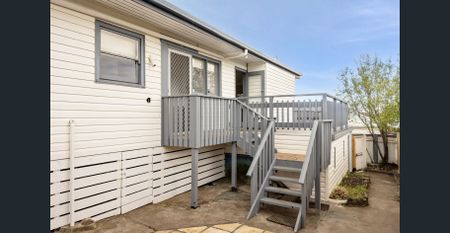 Retro Gem - Refurbished Three Bedroom Home - Photo 4