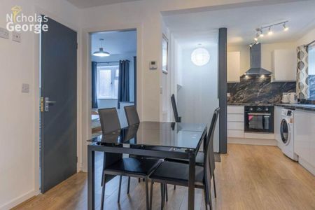 3 bedroom flat to rent - Photo 4