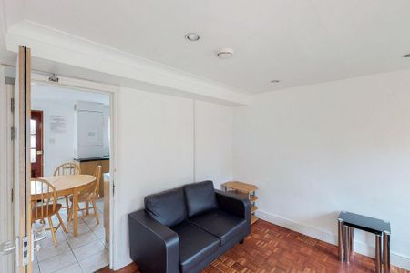 4 bedroom flat to rent - Photo 2