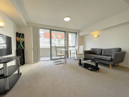 Cozy one bedroom Hobson St apartment with one carpark - Photo 3