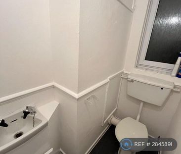 1 bedroom in a flat share to rent - Photo 6