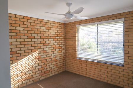 CENTRAL LOCATION CLOSE TO SHOPPING CENTRE - Photo 3