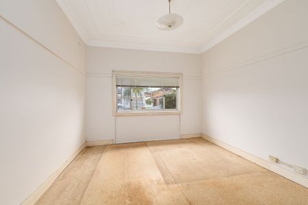 Sun-Drenched 3-Bedroom Family Home Ideal for Entertaining - Photo 3