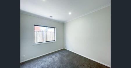 Spacious Four-Bedroom Family Home with Two Kitchens in Catalina Estate - Photo 4