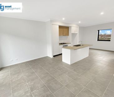 Modern & Stylish 3-Bedroom Townhouse in a Prime Location - Photo 4