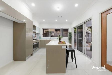 “Elegant & Spacious 4-Bedroom Family Home!” - Photo 4