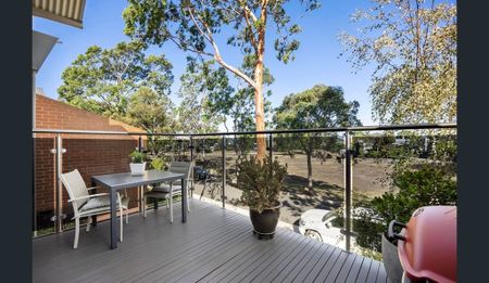 Loads of space and opposite the park! - Photo 2