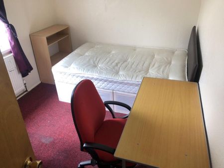 3 bedroom flat to rent - Photo 3