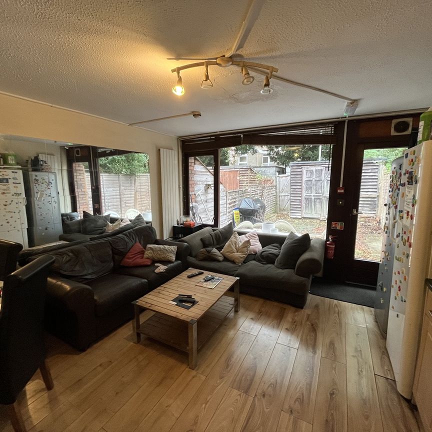 Room in a Shared House, Penrith Close, SW15 - Photo 1