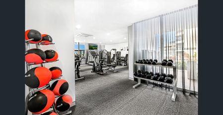 2 Bedroom, 2 Bathroom Sun Drenched Unfurnished Apartment with stunning views of the Broadwater. - Photo 4