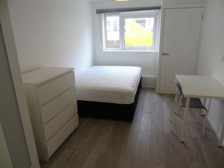 4 bedroom flat to rent - Photo 3