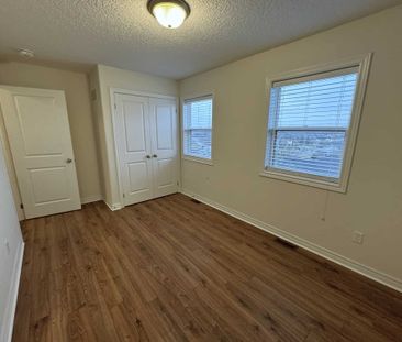 South Barrie: 2 Bed, 2.5 Bath Townhouse, Leggott Ave. - Photo 4