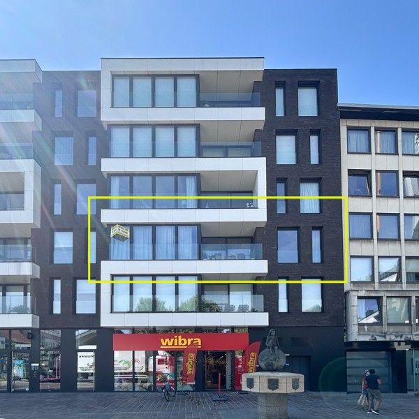 Ruim appartement met prachtig zicht op de Grote Markt in Beveren - Photo 1
