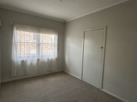 36 Parry Street, TAMWORTH NSW 2340 - Photo 2