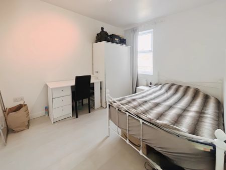 3 Bedroom 4 Bathroom - Photo 5