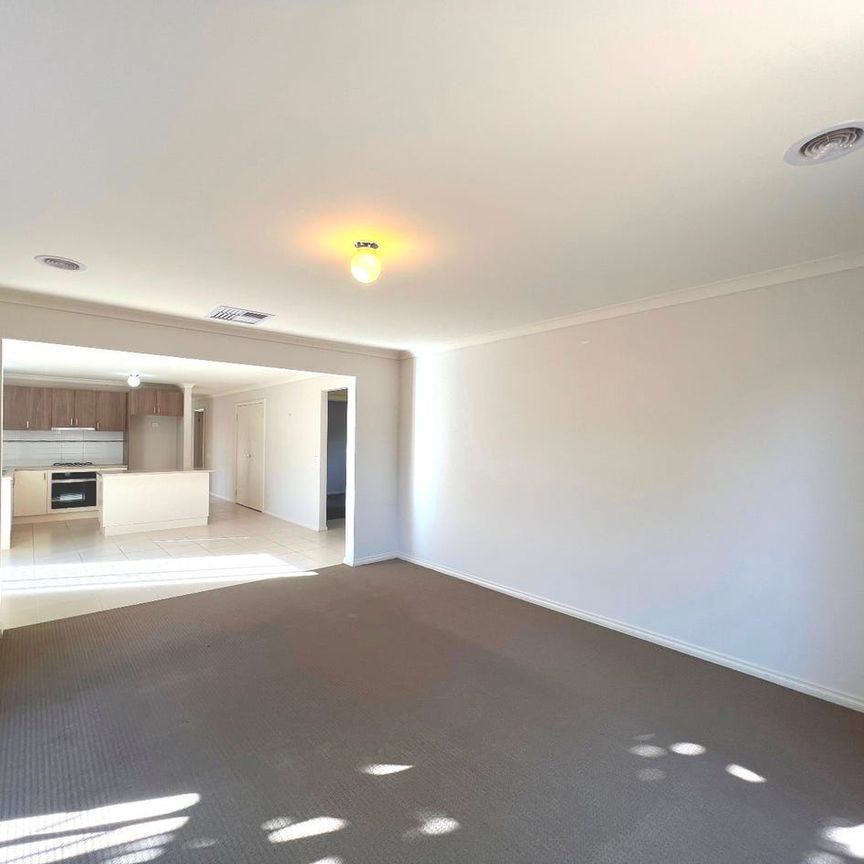 🏡 Spacious 4-Bedroom Family Home in South Morang - Photo 1