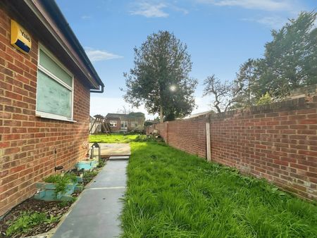 Dene Avenue, Hounslow, TW3 3AQ - Photo 2