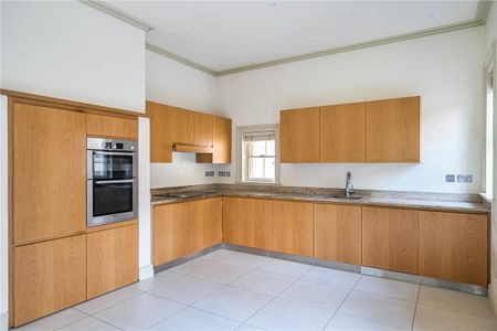 A rare opportunity to rent an exquisite Georgian Lodge House on the northern boundary of Dodington Park Estate. Set within the grounds of this magnificent Grade I Listed Georgian Country Estate. Council Tax Band E. - Photo 5