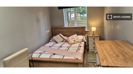 Room in shared 4-bedroom flat for rent in Whitehall, Dublin - Photo 4