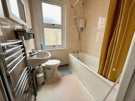 1 bedroom in a house share to rent - Photo 5