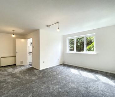 1 bed Flat Porter Close, RM20 - Photo 1