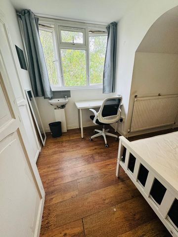 1 bedroom in a house share to rent - Photo 2