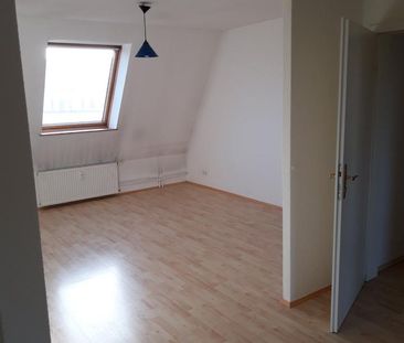 Dachgeschosswohnung • 2 Zimmer • Wohnküche • EBK - Foto 1