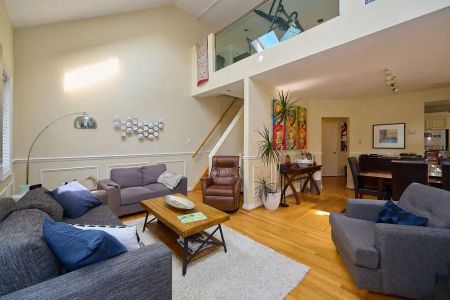 Toronto Furnished Upper Level for Rent – Elegant 2 Bed, 2 Bath with Private Entrance and Air Conditioning - Photo 5