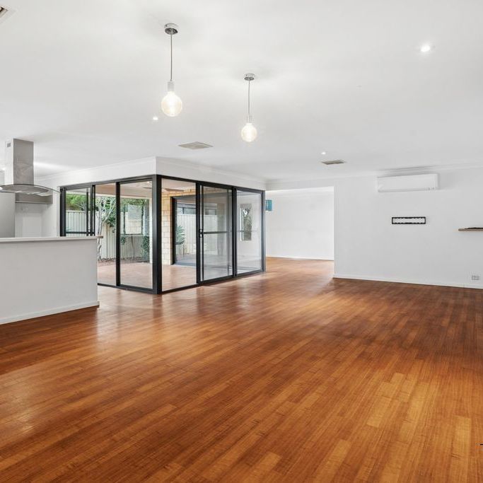 5 Bedroom 2 Bathroom House in Baldivis - Photo 1