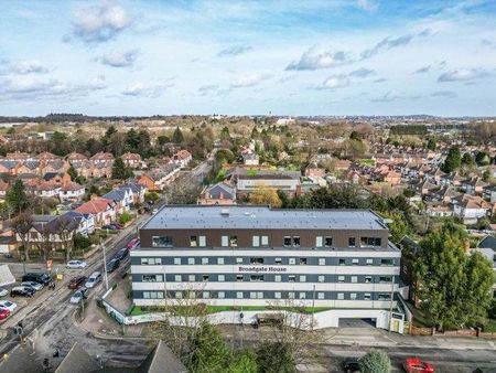 1 bedroom in a house share to rent - Photo 2