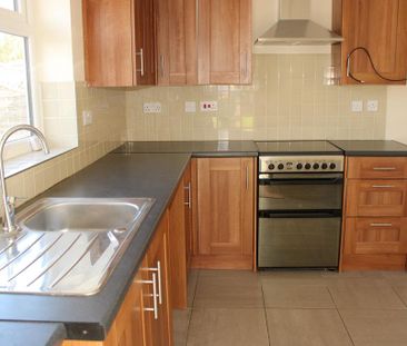 2 bedroom semi-detached bungalow to rent - Photo 2
