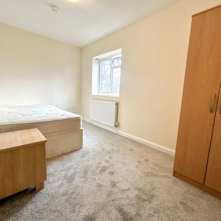 Double Room To Let - HP12 - Photo 3