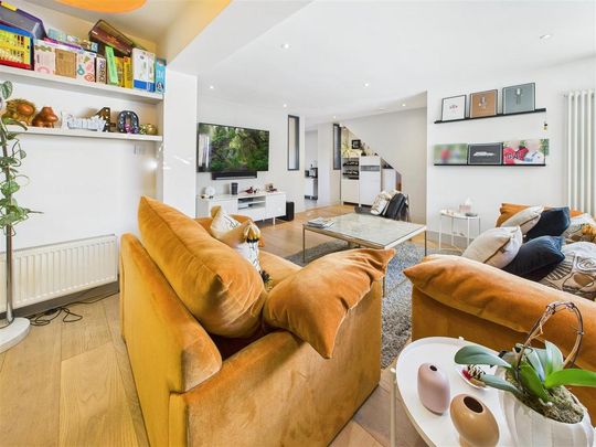 4 bedroom semi-detached house to rent - Photo 1