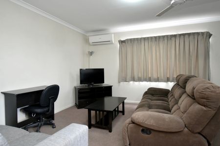 SELF CONTAINED APARTMENT - GLADSTONE CBD - Photo 4